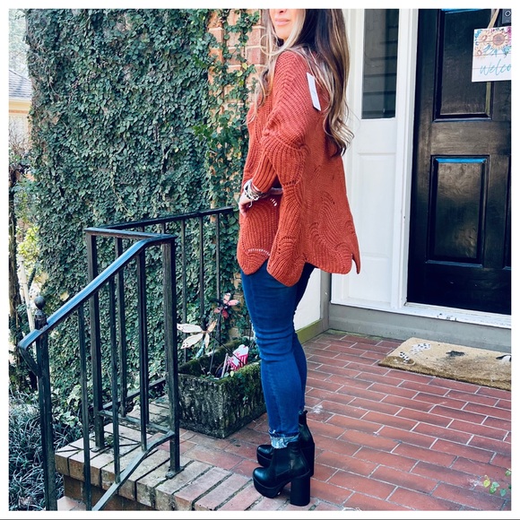 Made in Italy Chic Scallop Hem Loose Fit Sweater - Picture 3 of 6